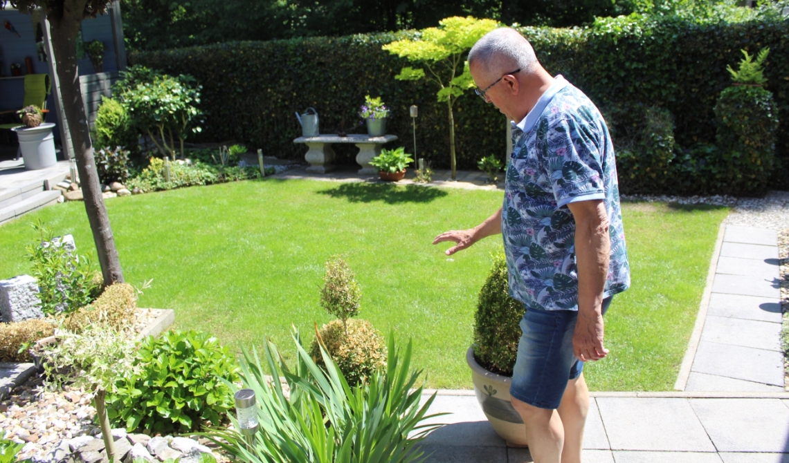 Jan geeft een rondleiding door de tuin.