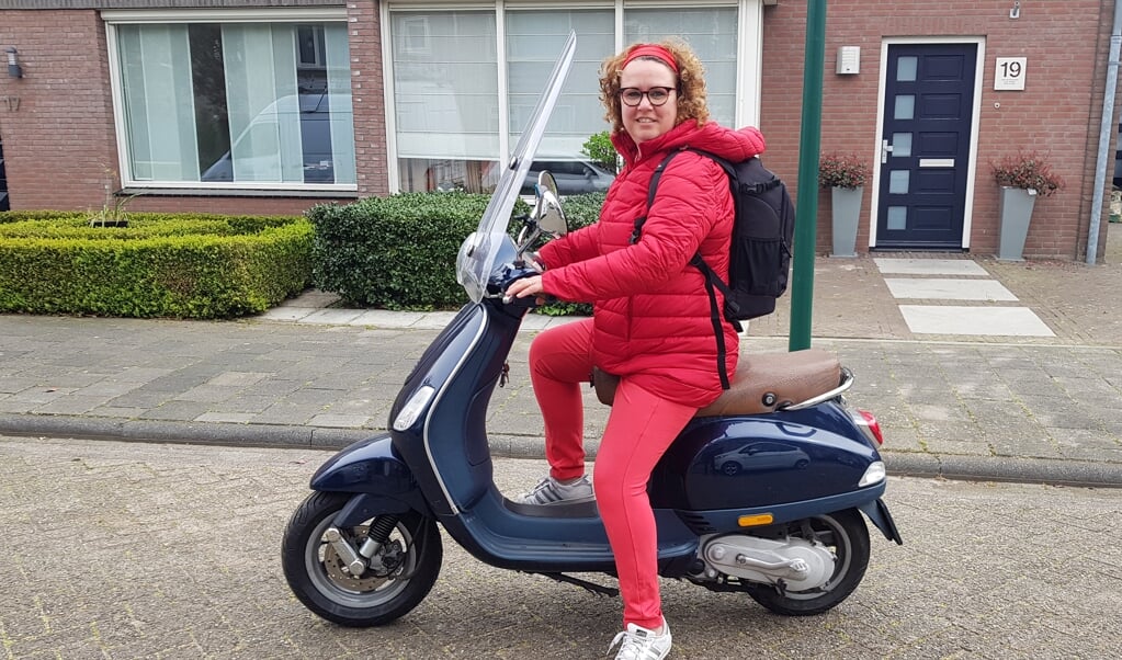 Ellis in opvallend outfit op haar scooter.
