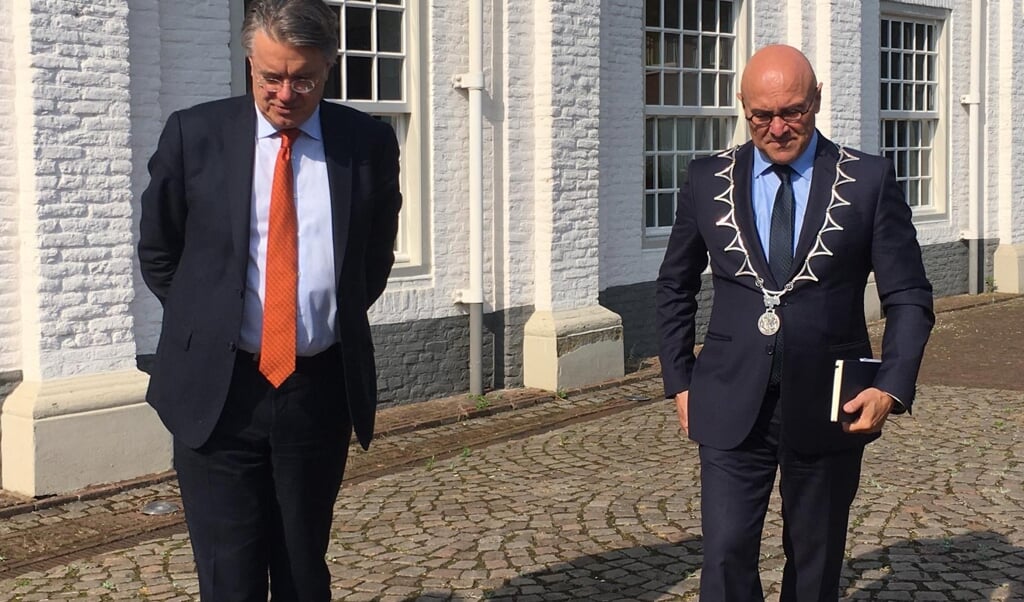 Wim van den Donk (l) en burgemeester Van Rooij.