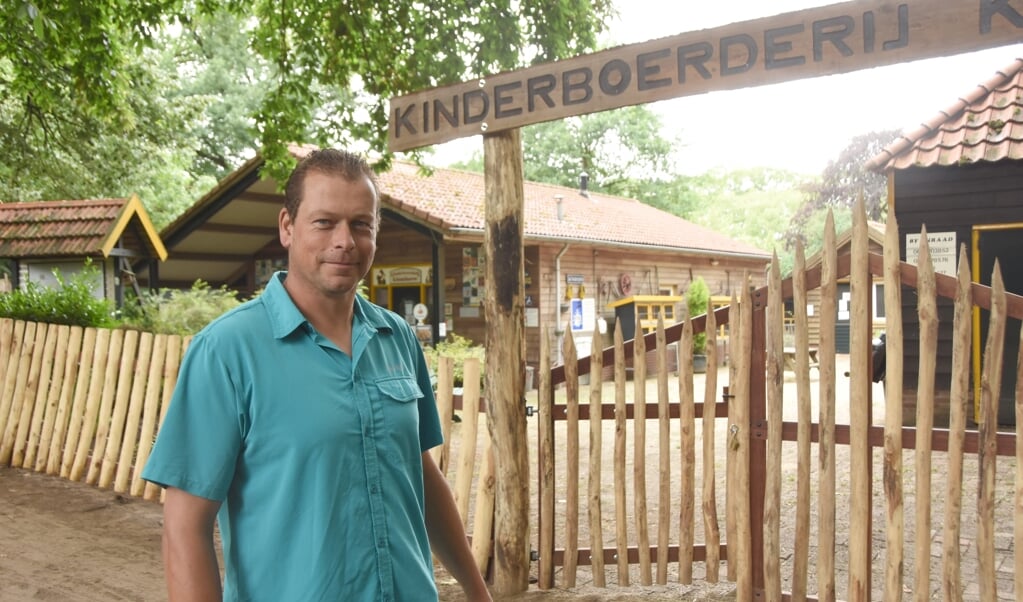 Roel Jansen, bij de bestaande, maar al vernieuwde ingang van de kinderboerderij