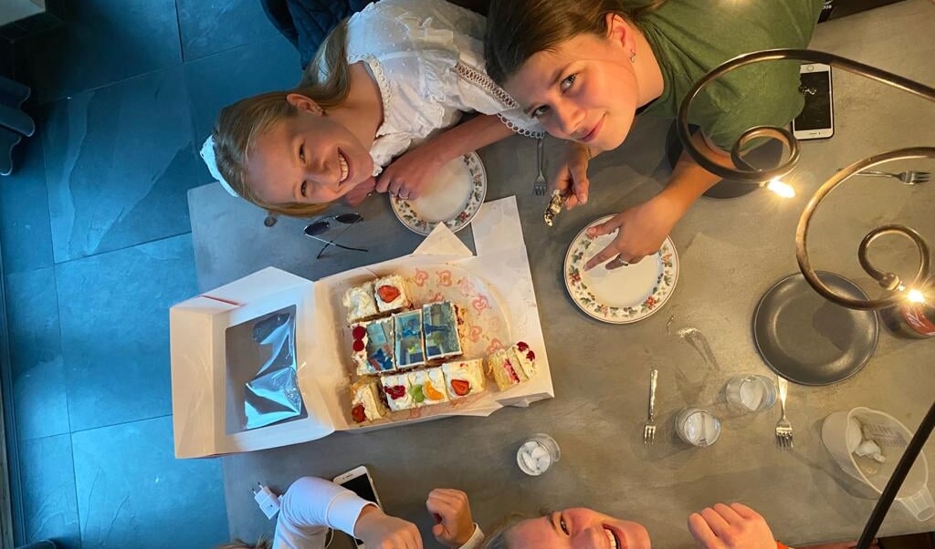 Sam en haar vriendinnen genieten van de taart