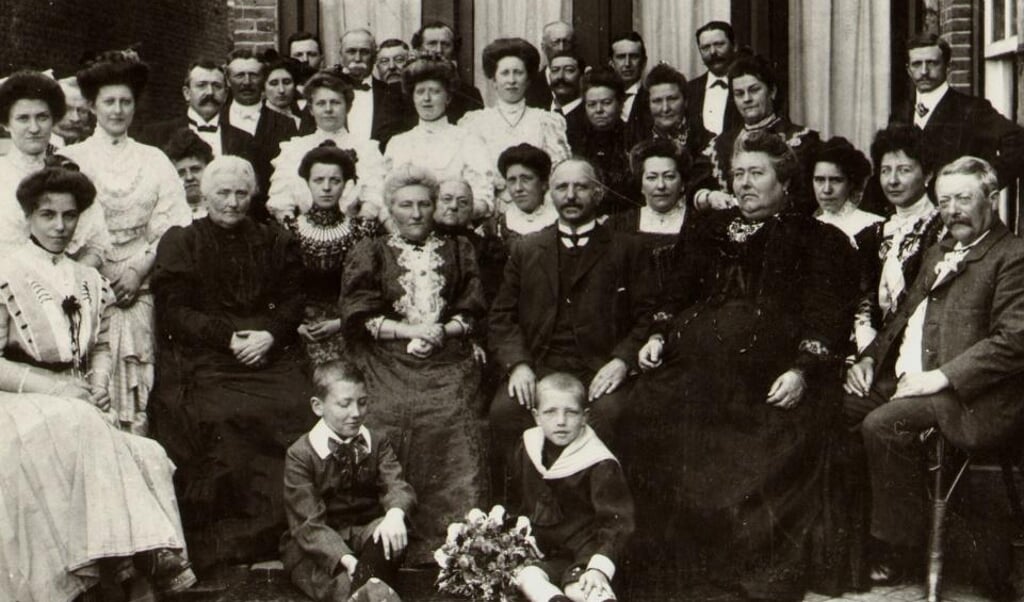 Willem van Eupen en zijn zus bij een bedrijfsjubileum. Met veel familie leden uit Rooi o.a. de van der Hagens, de Kemps en familie Raymakers