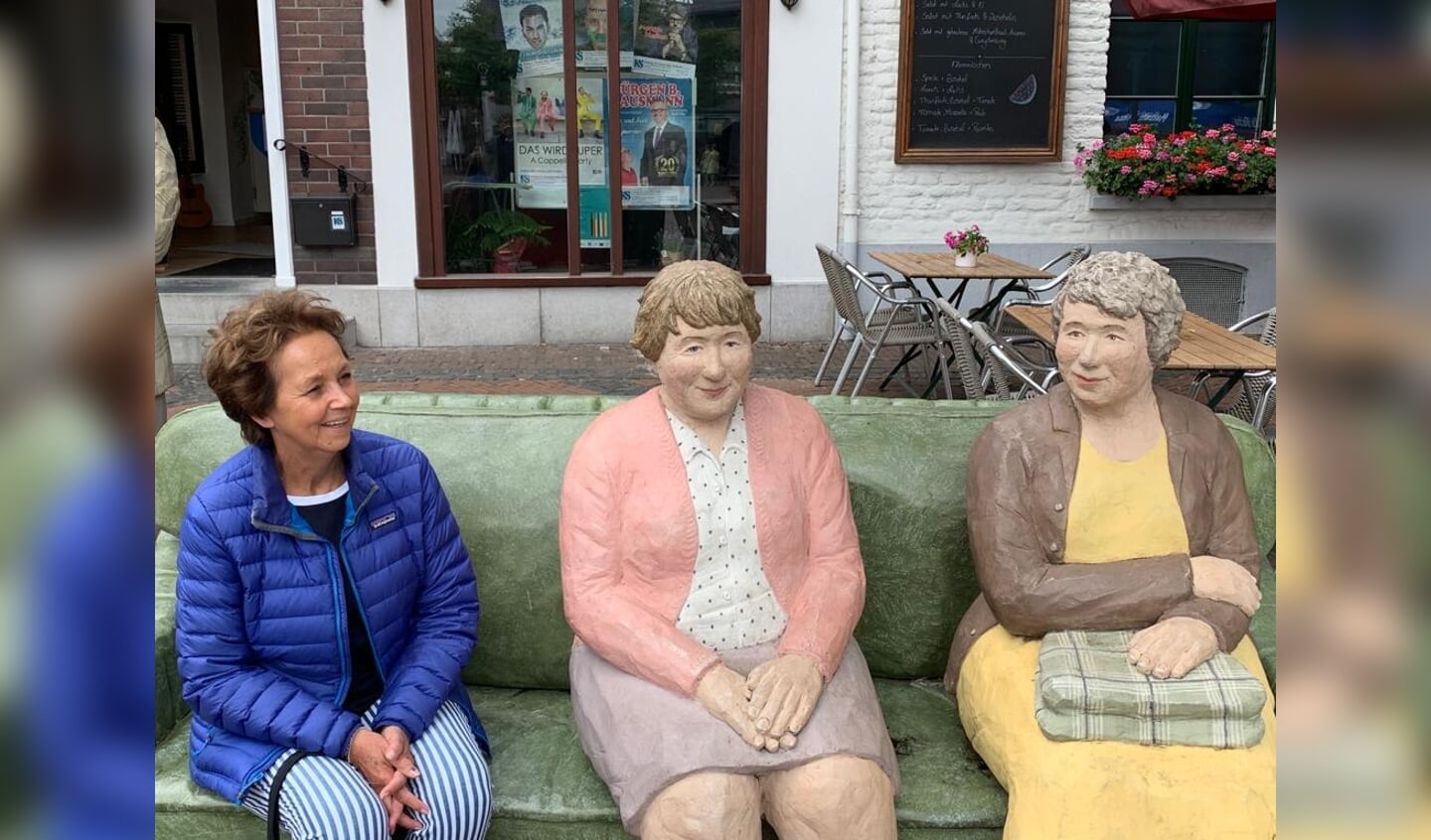 Op de bank met twee nieuwe vriendinnen tijdens een fietstocht in Duitsland