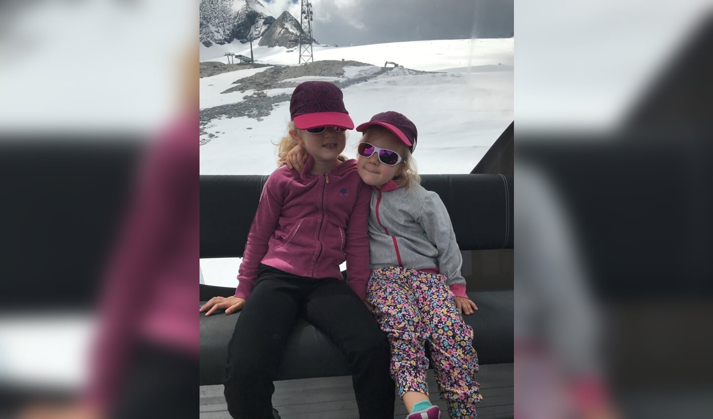 De zusjes Nora en Bente Vorstenbosch vieren de zomervakantie in Oostenrijk. Een dagje naar 3000 mtr hoog zodat we in de sneeuw zitten. Een tocht met 5 liften met een duur van 1,5 uur.