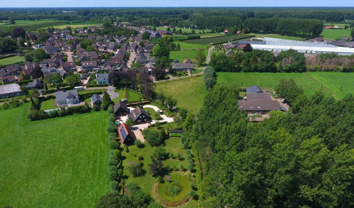 Het gaat om het gebied rechts op de foto, tussen de kassen en de woning in,