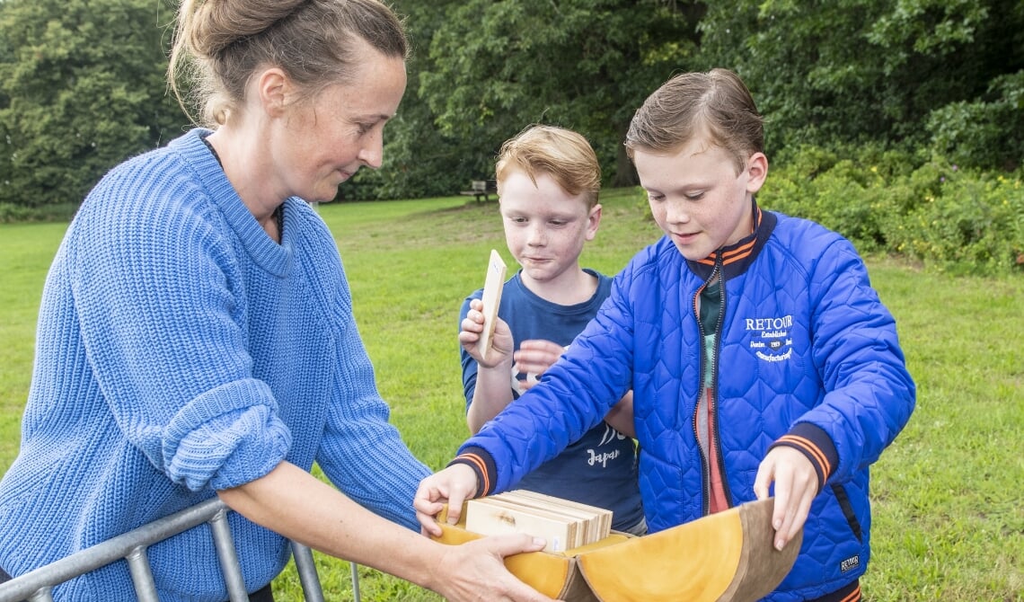 Sannah laat de kunst direct zien aan enkele kinderen.