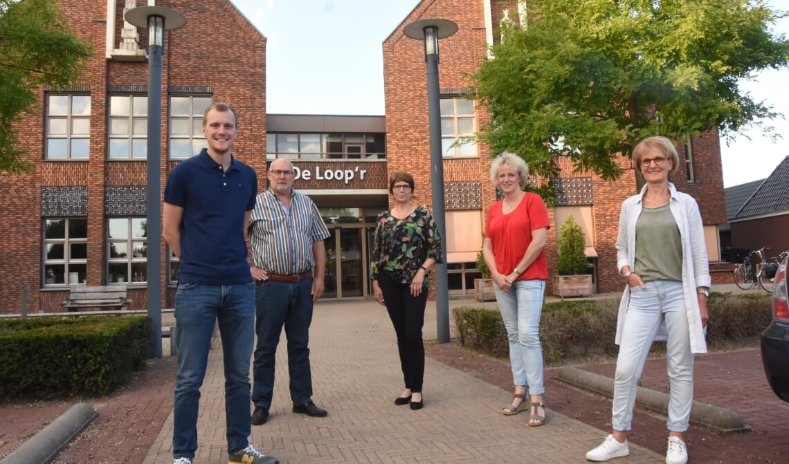 Het bestuur van de Loop'r vlnr.: Jaap vd Wiel, Peter vd Moosdijk, Marja v Kempen, Bea v Rooij en Hennie Thomassen.