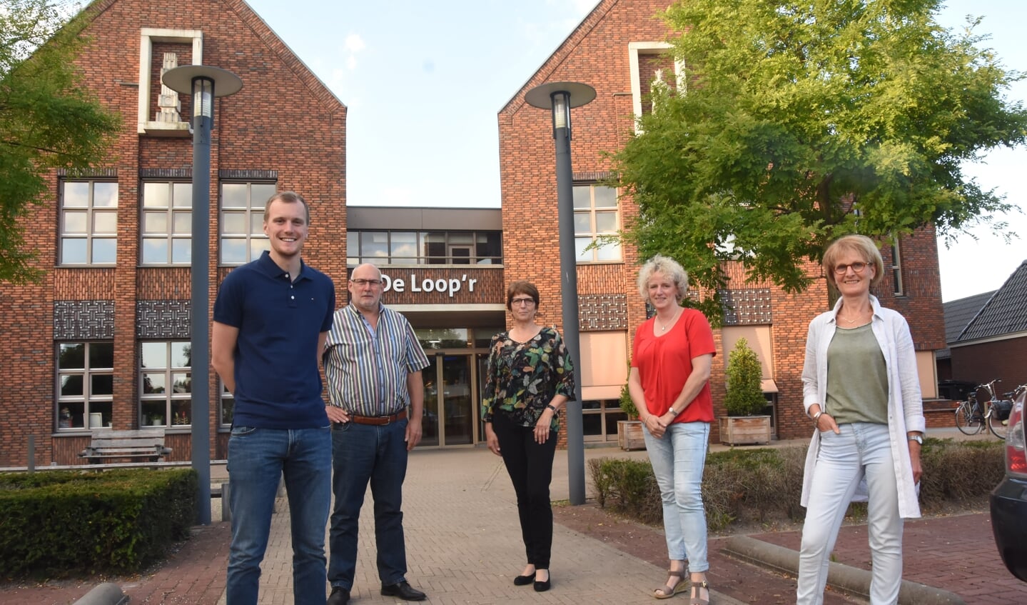 Het bestuur van de Loop'r vlnr.: Jaap vd Wiel, Peter vd Moosdijk, Marja v Kempen, Bea v Rooij en Hennie Thomassen.