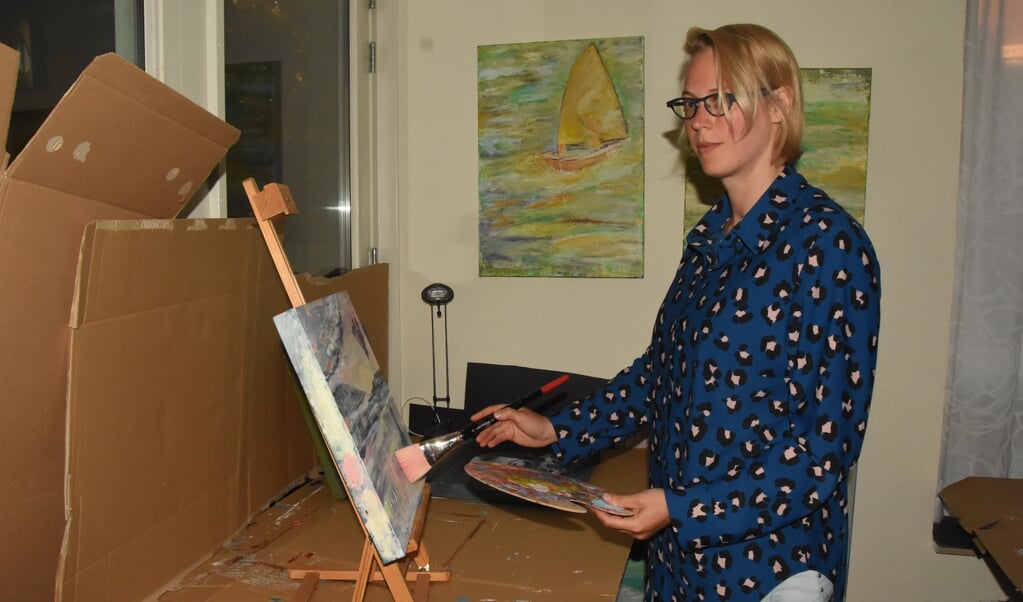 Janna van den Einden aan het werk in haar atelier