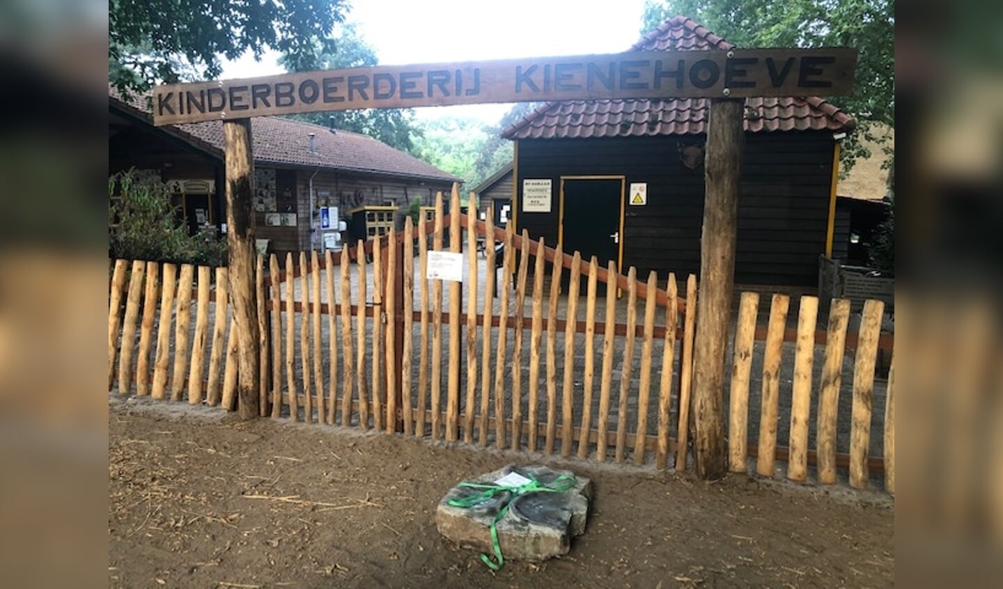 Deze steen is neergelegd voor de poort.