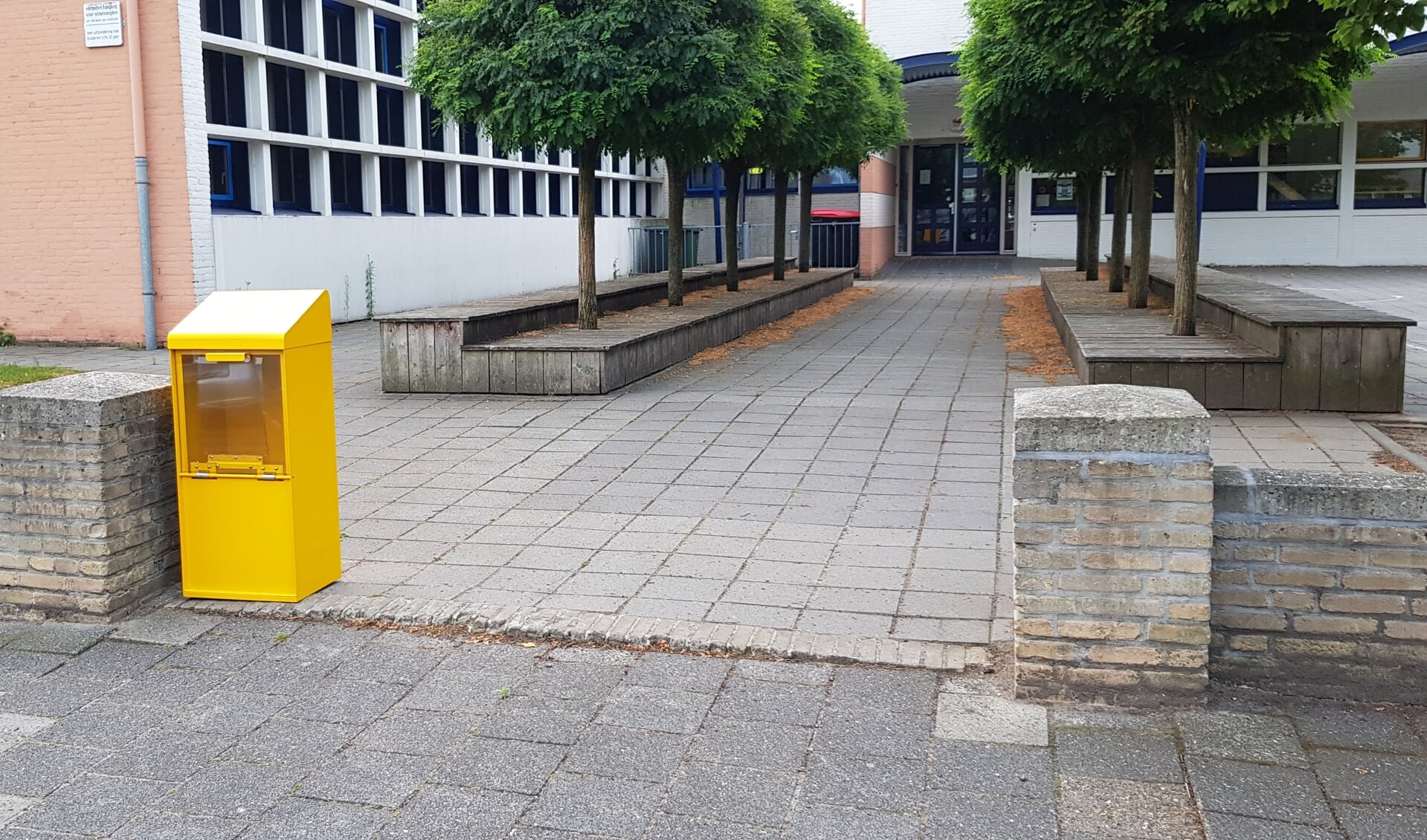 Deze gele krantenbak staat bij de Odaschool