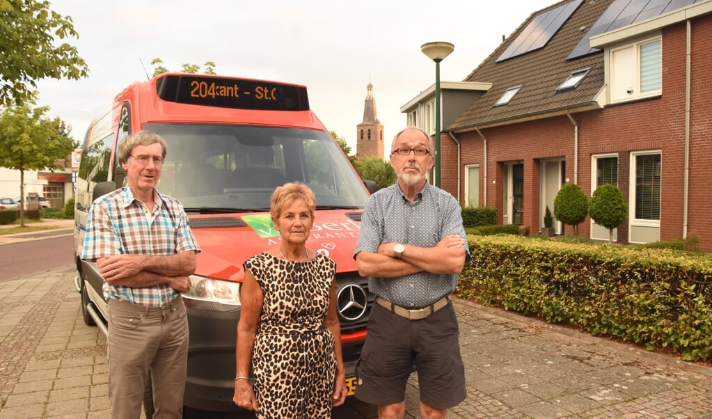 Henri Gooskens, Mia Versantvoort en Jan Verboort (vlnr.) voor de nieuwste aanwinst van de buurtbusvereniging