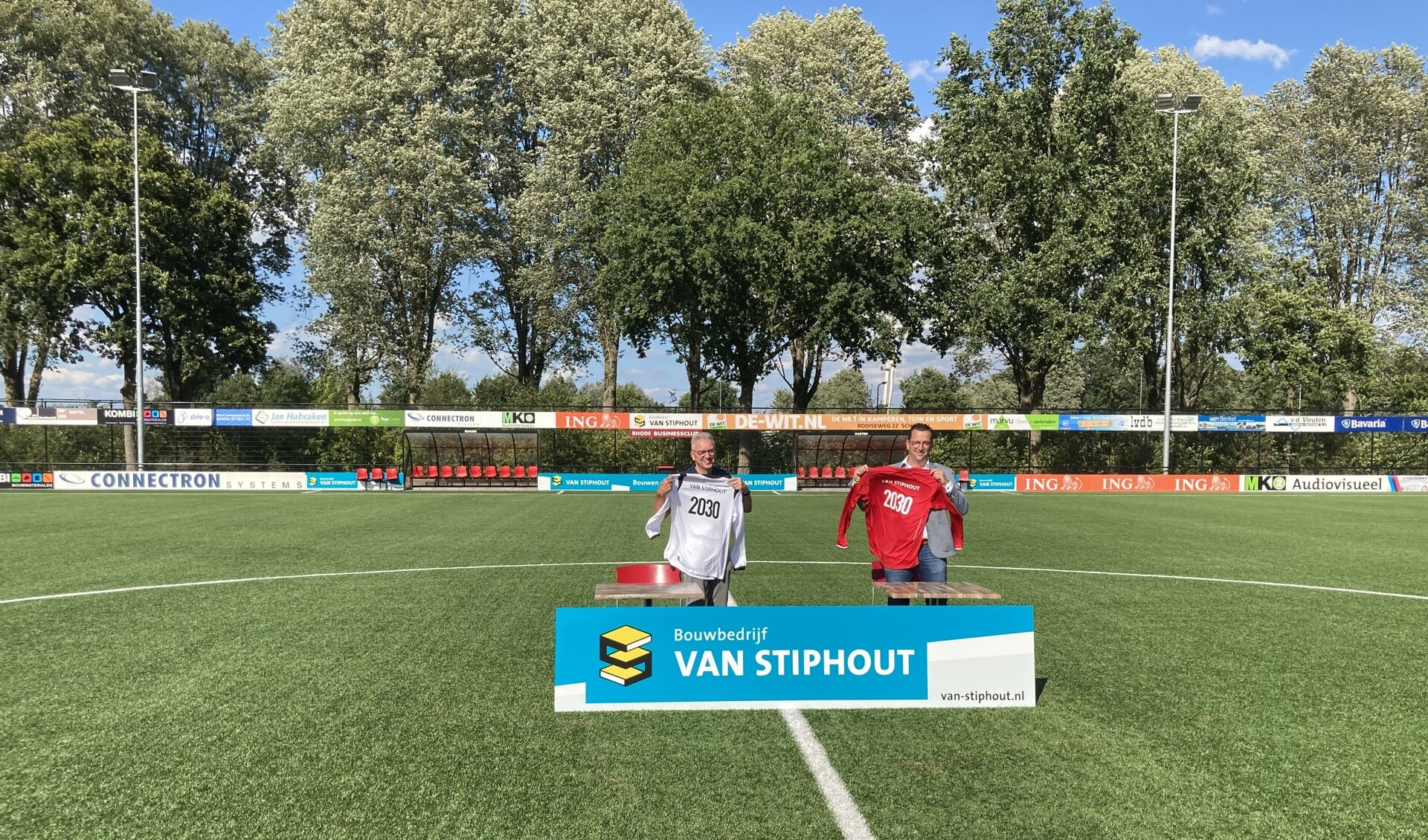 Voorzitter Ad van Acht (l) en Jeroen van Stiphout zijn trots op de verlenging.