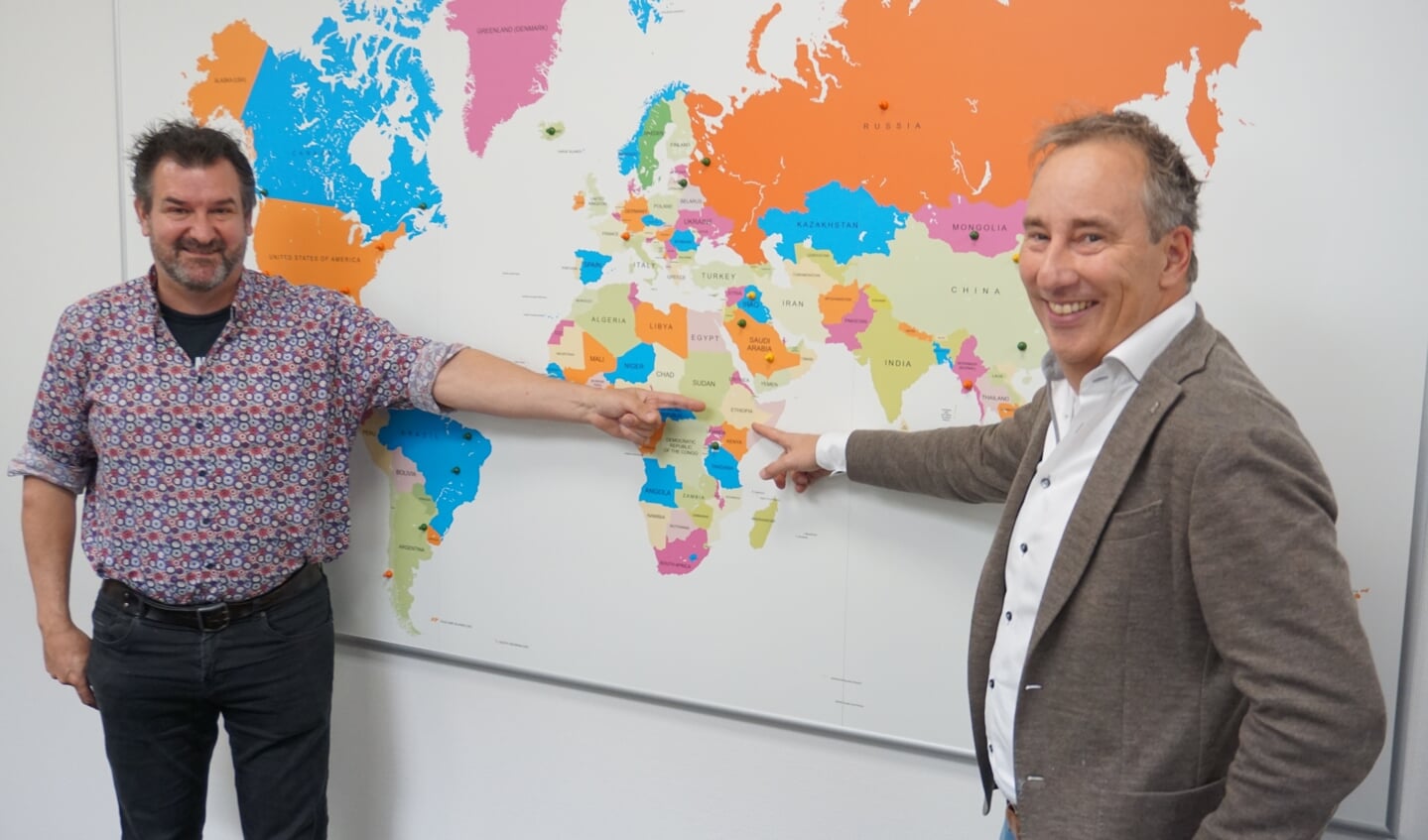 Mike (l) en Twan wijzen naar Ethiopië, het land waar ze een project uit gaan voeren.