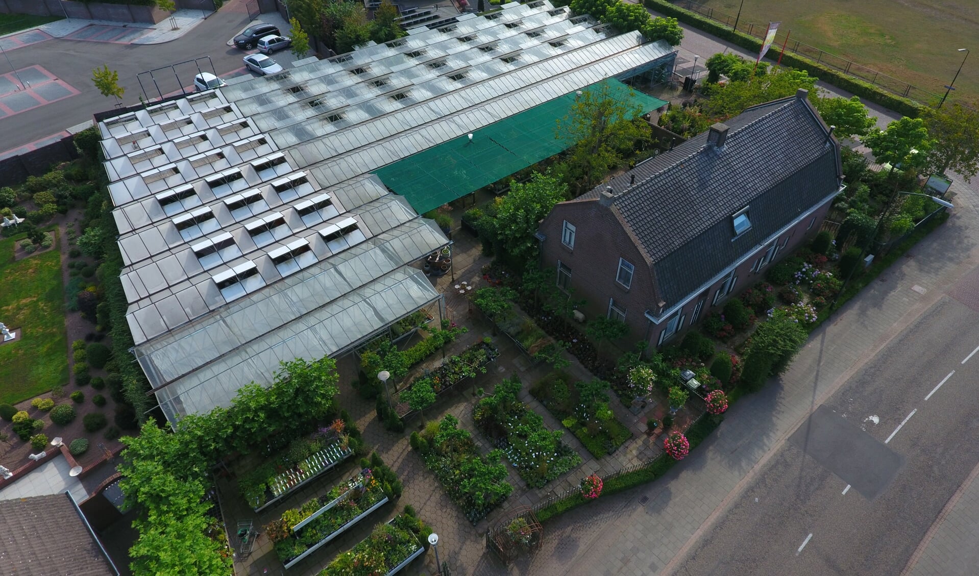 Een luchtfoto van tuincentrum Brekelmans.