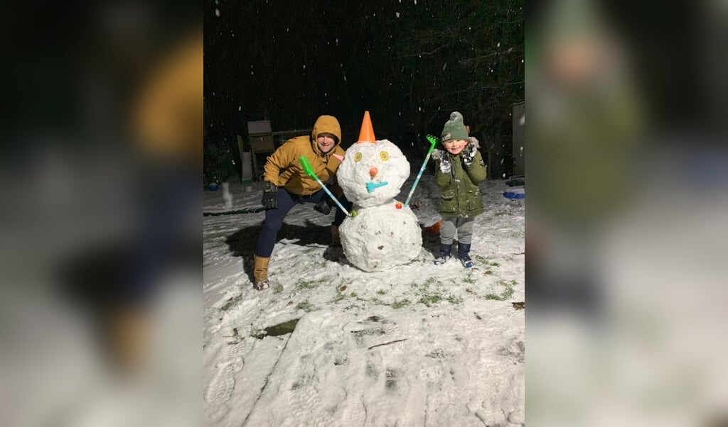 De eerste sneeuwpop met papa.