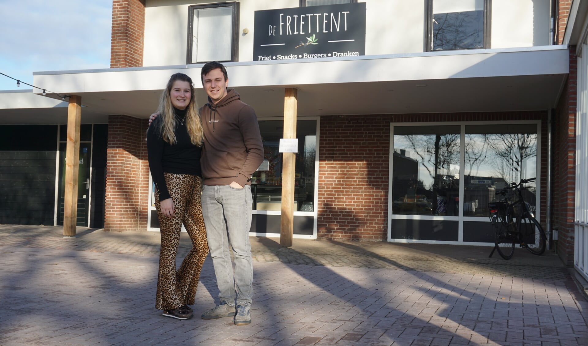 Julia en Fabien voor De Friettent, die na negen jaar weer open is.