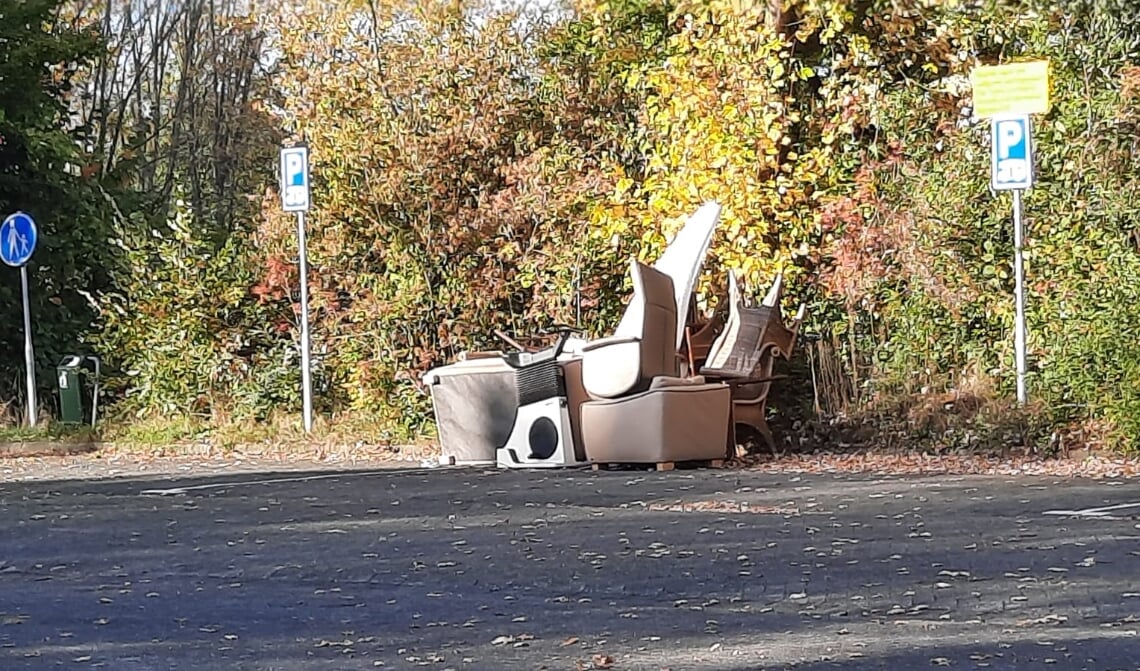 Een stapel meubels.