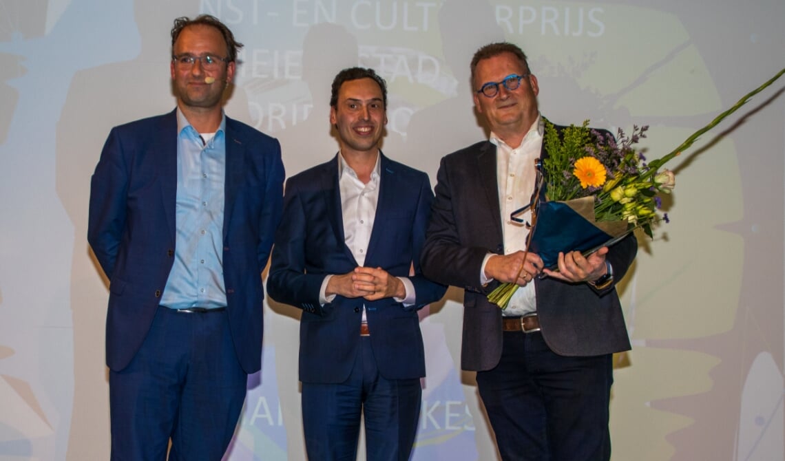 <p>Marc van Kessel (r) kreeg de prijs uit handen van gedeputeerde van de Provincie dhr. Smeulders. Links is wethouder Menno Roozendaal. Hij praatte de avond aan elkaar met een presentator. </p>