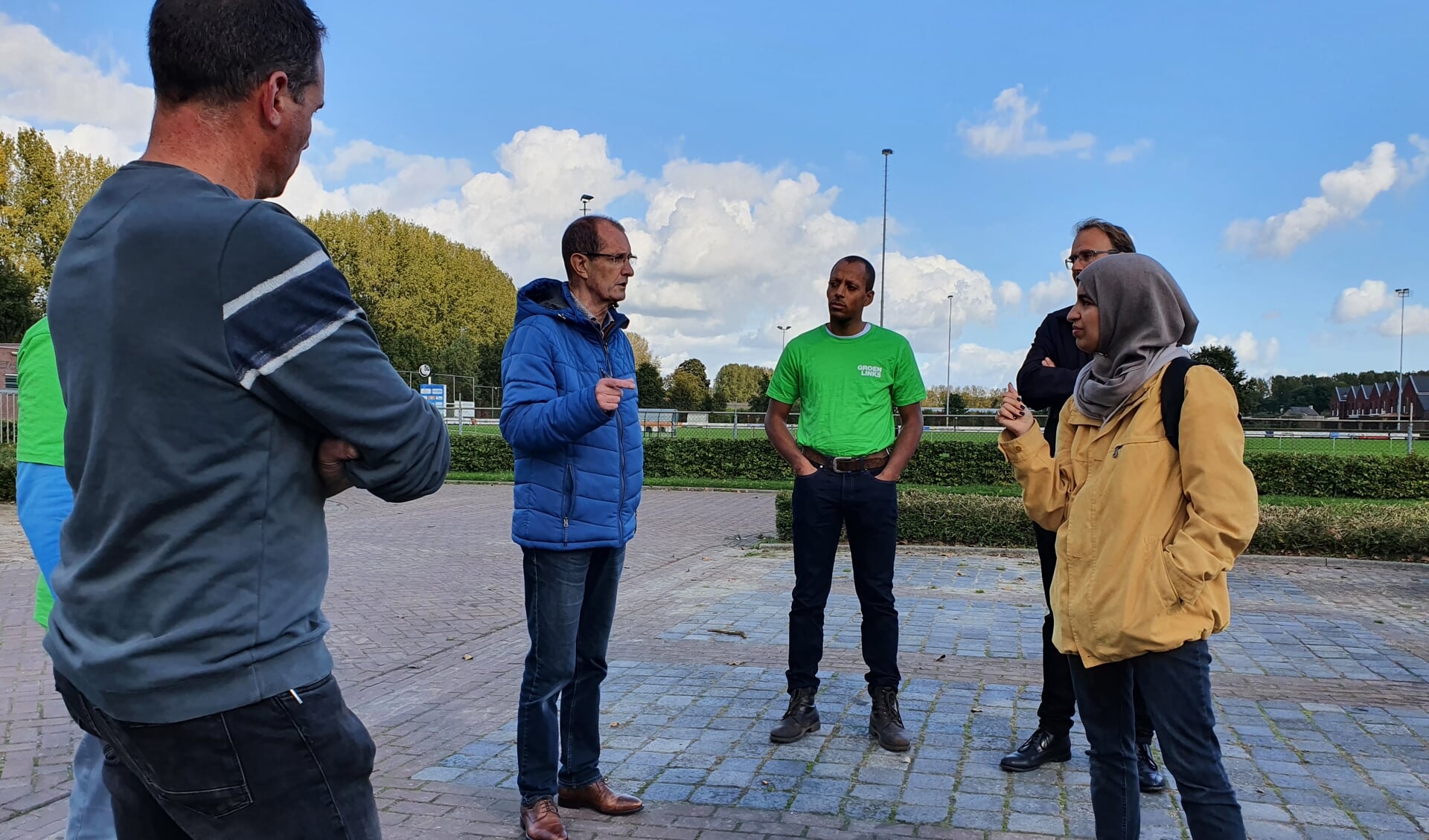 Johan van Heesch (l) en Ad van der Heijden (blauwe jas) praten met het Kamerlid. 