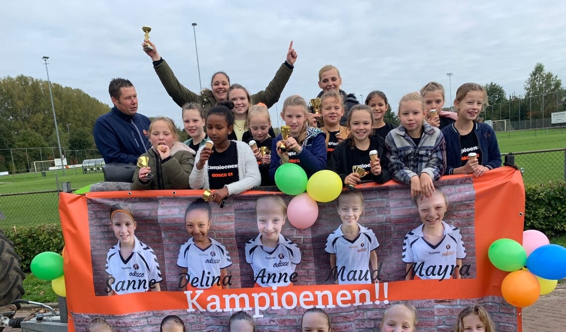 <p>De kampioenen op de platte kar.</p>