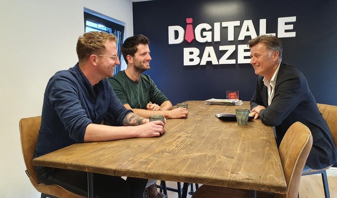 <p>v.l.n.r.: Lars, Rob en Arent aan de koffie.</p>