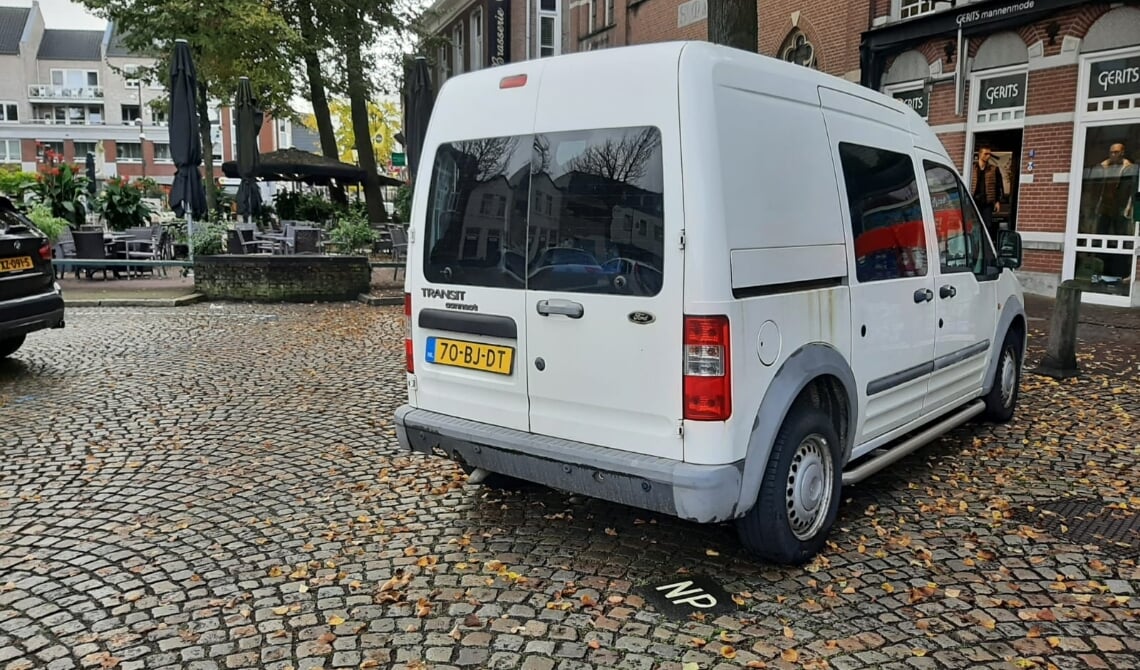 <p>Het busje stond op de Markt.</p>