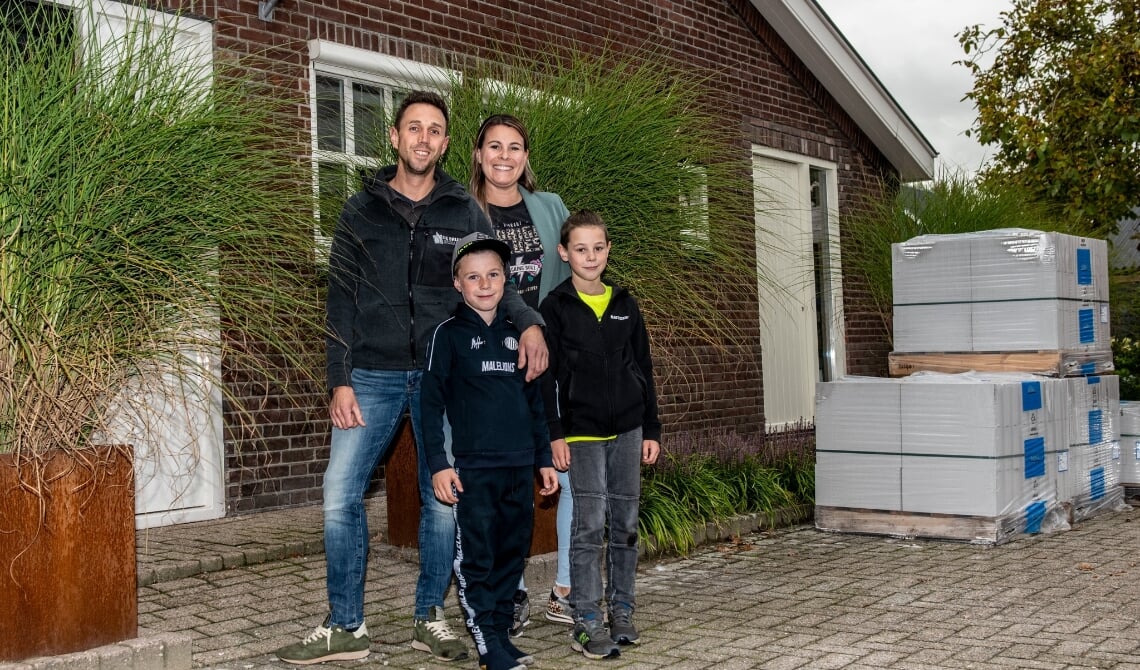 Dennis en Silvie met hun zonen Morris en Sebas.