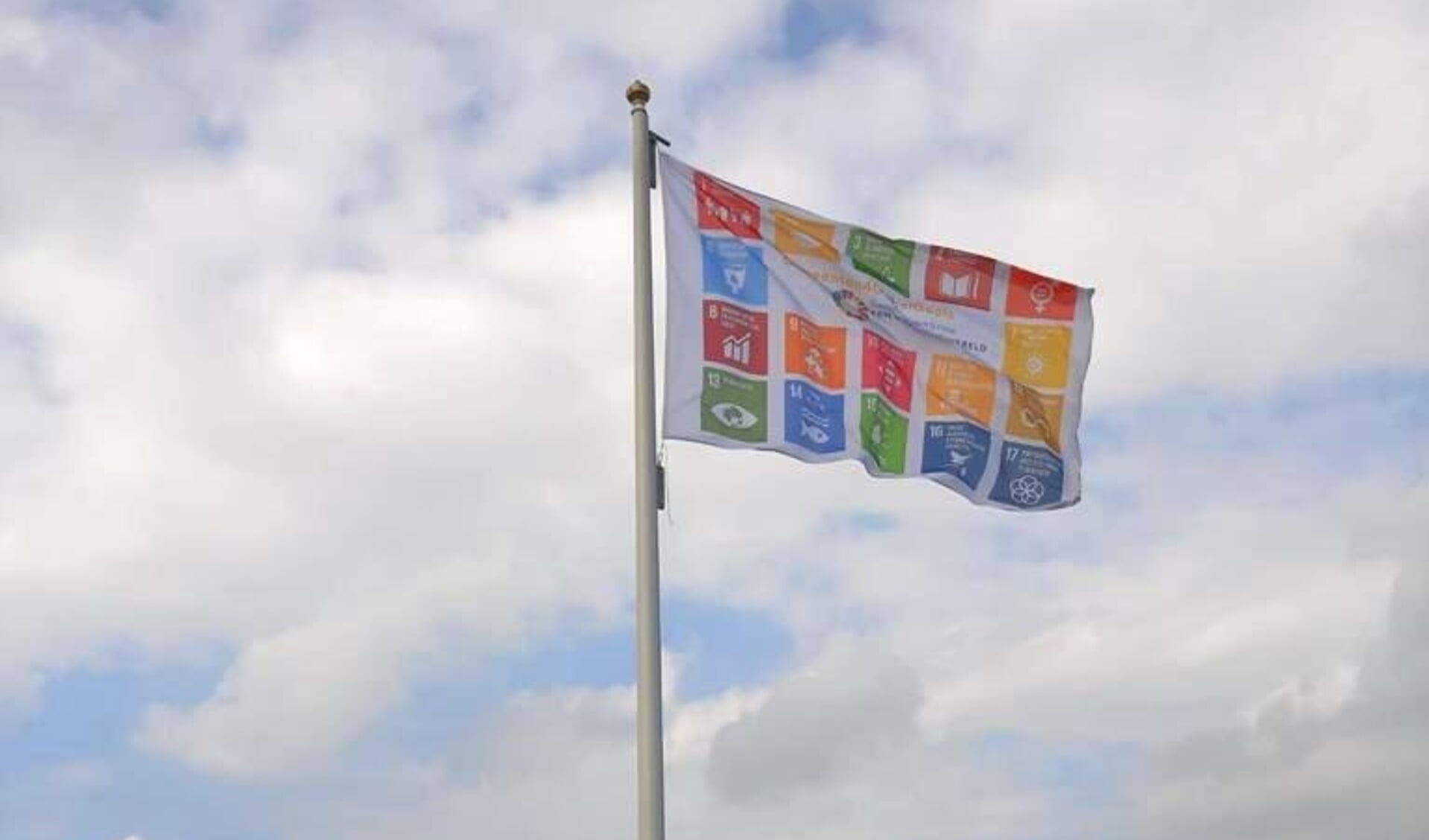 Global Goals vlag boven het gemeentehuis.