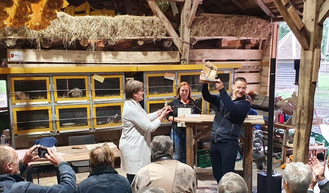 <p>Een trotse winnaar van de Zilveren Effer.</p>