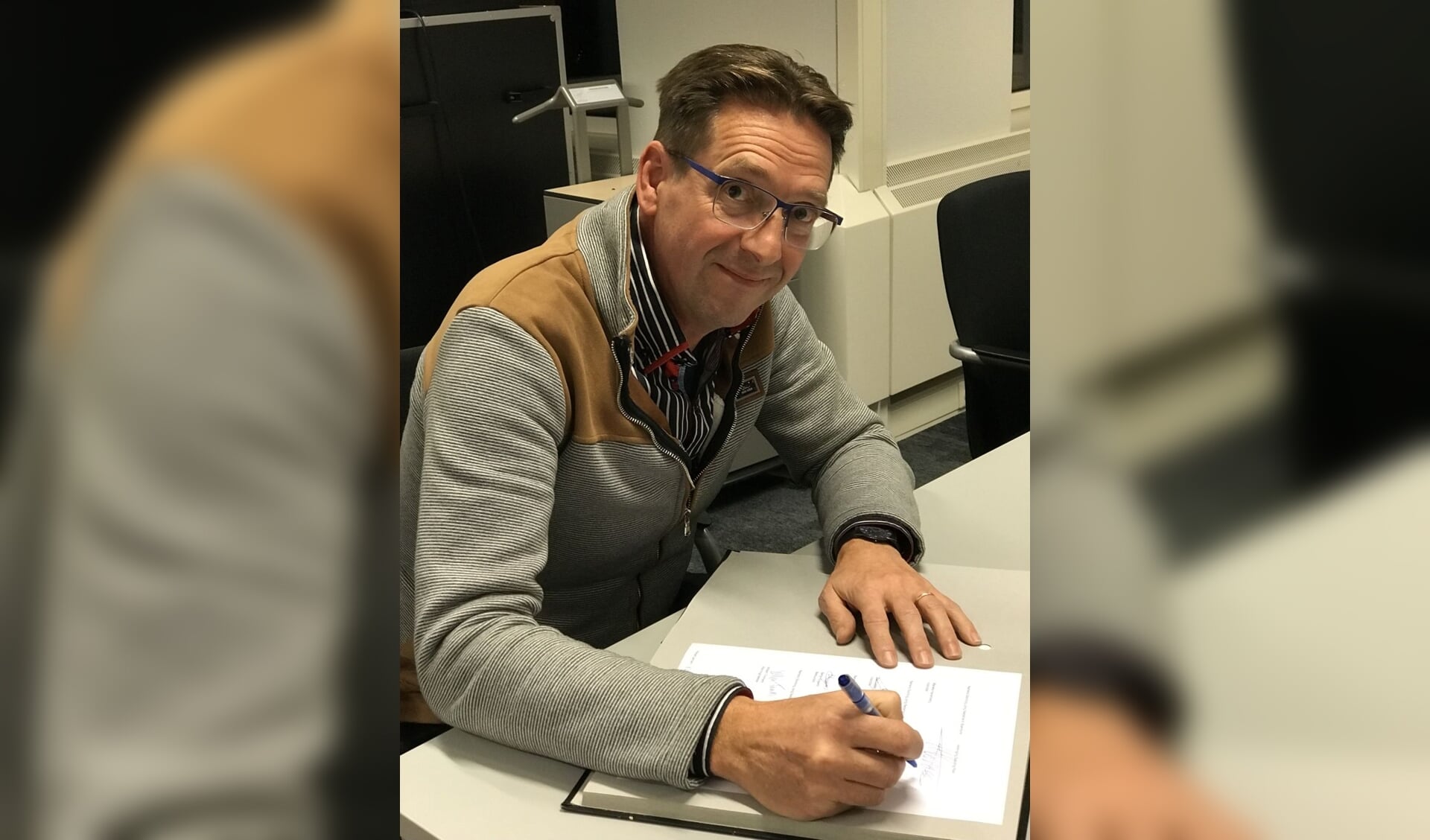 Martijn Fliervoet, voorzitter van Scouting Rooi tekende.