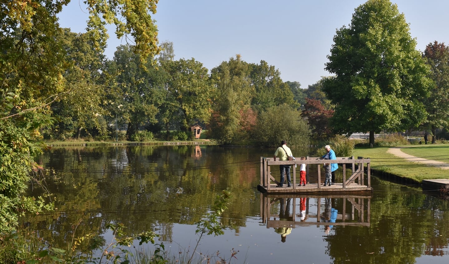 Het inmiddels bekende pontje over de vijver.