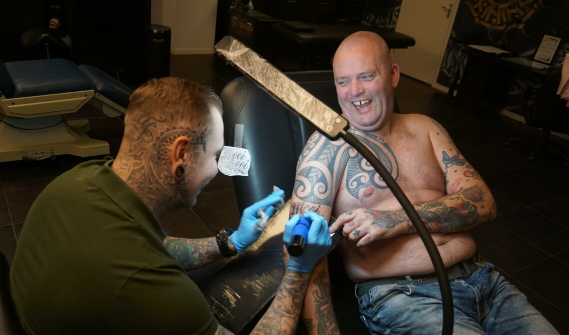<p>René is in zijn nopjes met de tattoo. </p>