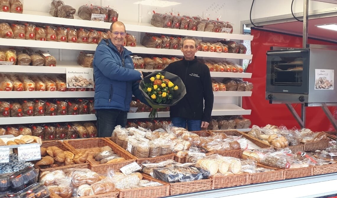 Ad van der Heijden (l) stond paraat met een bos bloemen.