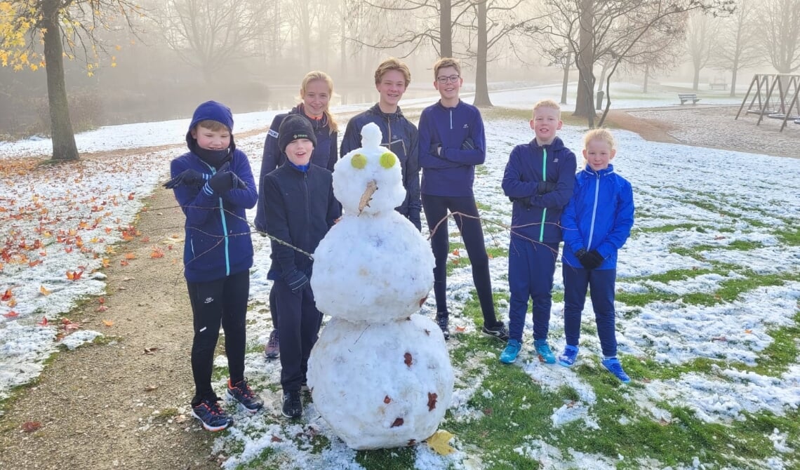 <p>De trotse bouwers van de sneeuwpop.</p>