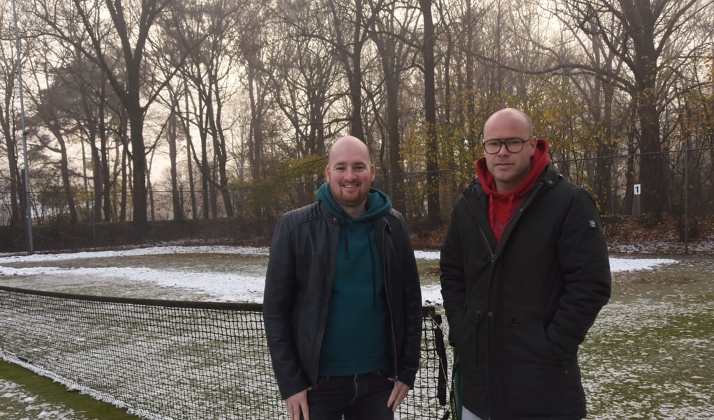 Chris van den Akker (l) en Ronald van Gerwen verwachten dat op korte termijn hier drie padelbanen zullen liggen.