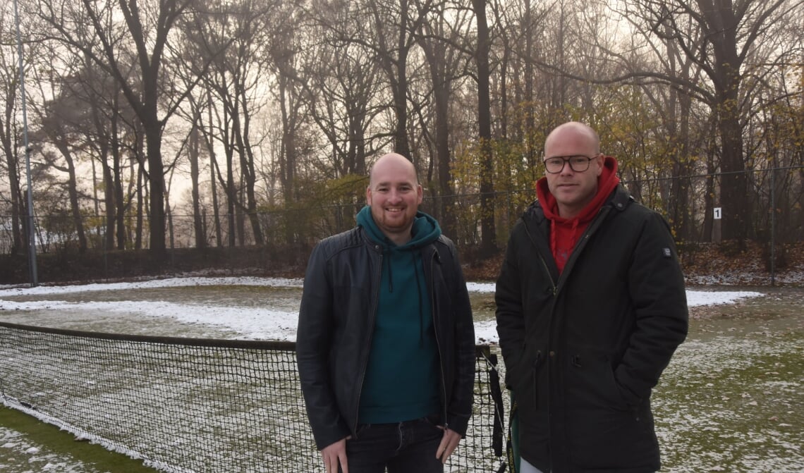 <p>Chris van den Akker (l) en Ronald van Gerwen verwachten dat op korte termijn hier drie padelbanen zullen liggen.</p>