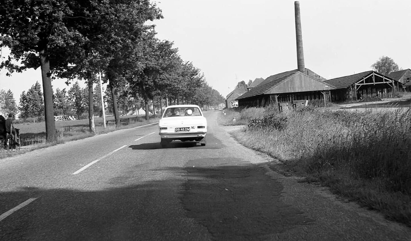 De Nijnselseweg met rechts de steenfabriek vd Meulengraaf waar ze nu nog zitten, naast de Babydump 