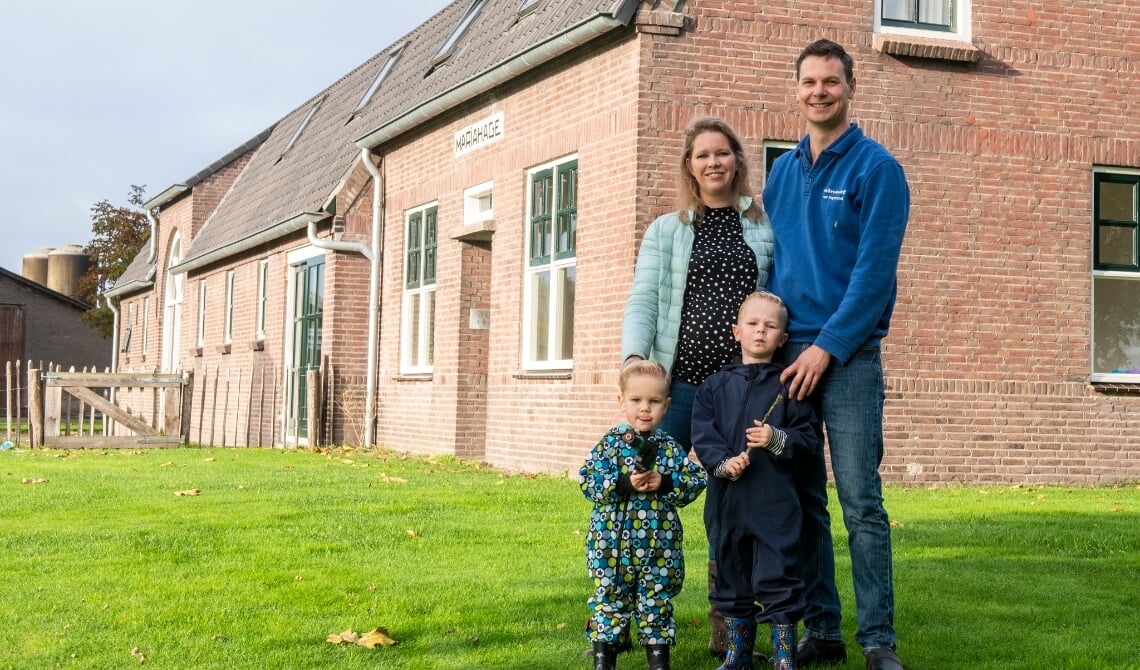 <p>Willem en Maaike stralen bij hun kinderen en het ouderlijk huis.</p>