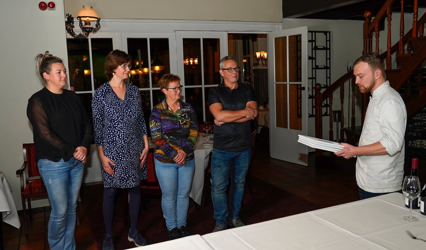 Chefkok Harm en de deelnemers, vlak voor het moment suprême.