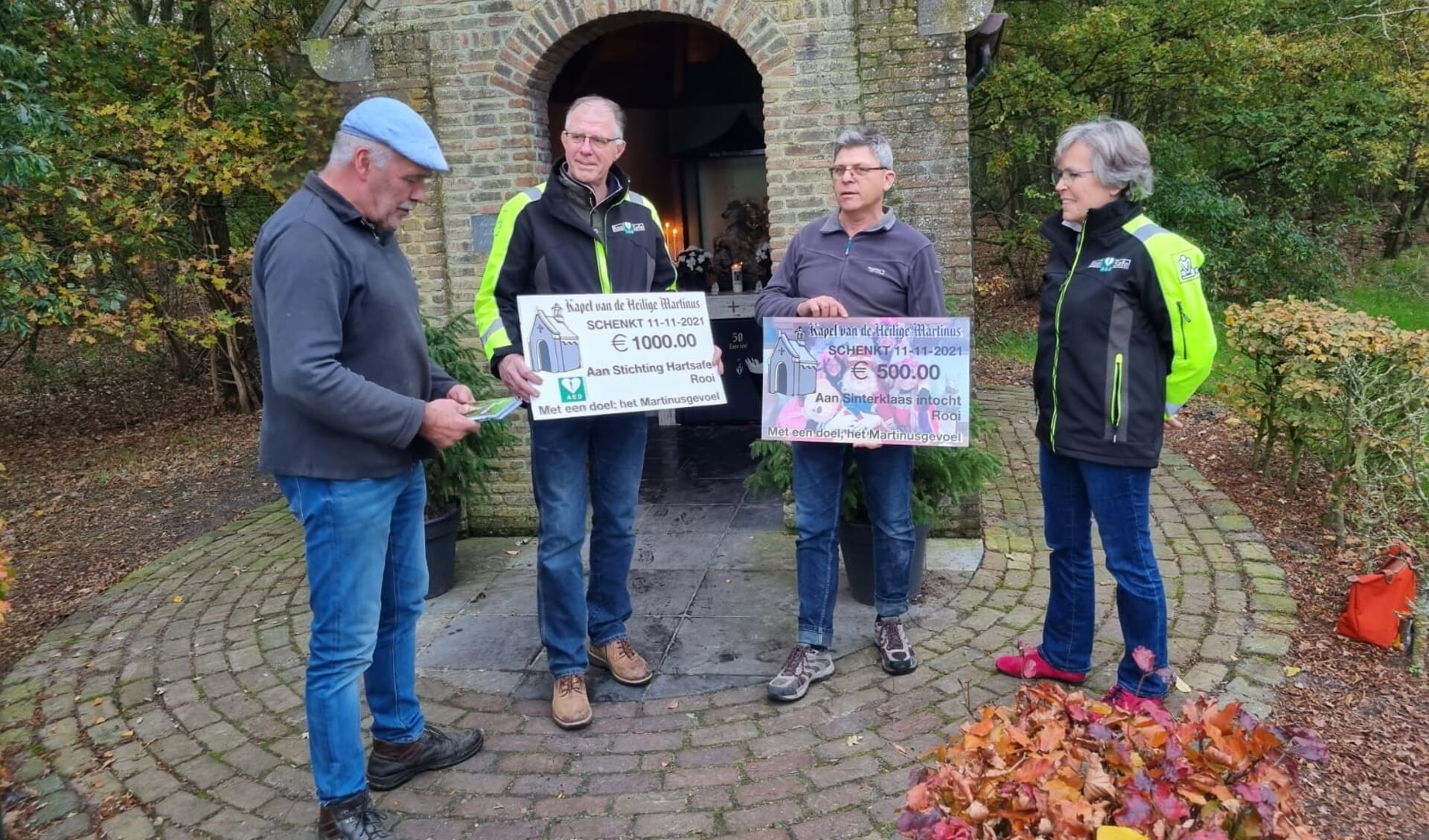 Tinus Kluijtmans (l) licht de keuze toe om deze mensen blij te maken met een cheque.