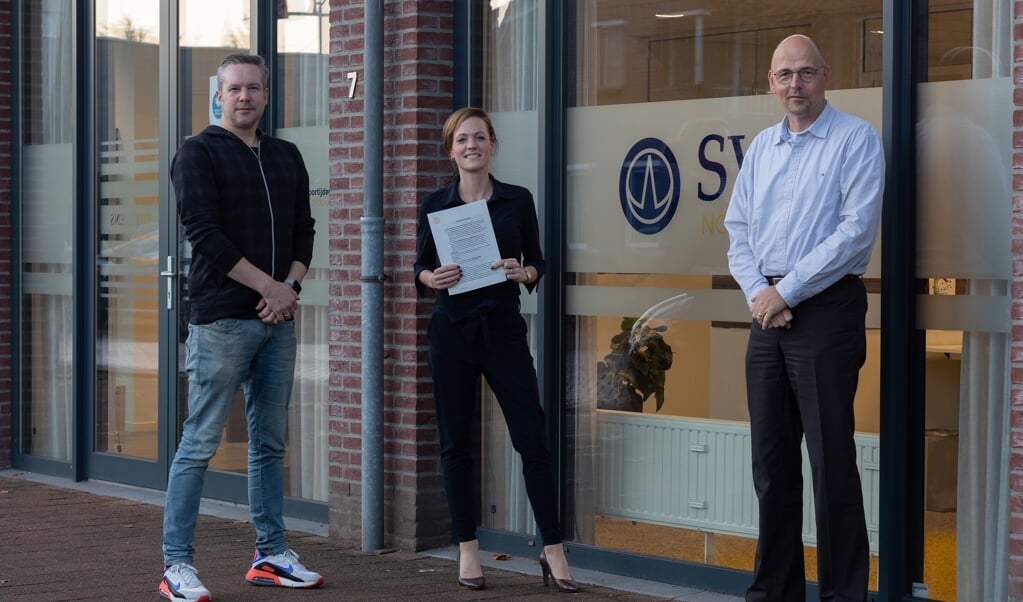 vlnr: Arne Balk, notaris Melissa van Rosmalen, Martin van Hastenberg. 