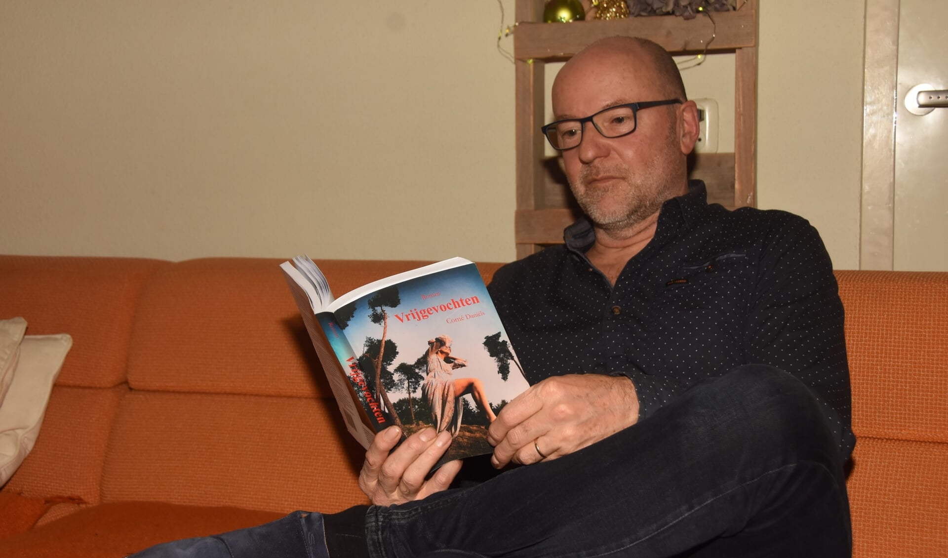 Corné Daniëls met zijn debuutroman 'Vrijgevochten'