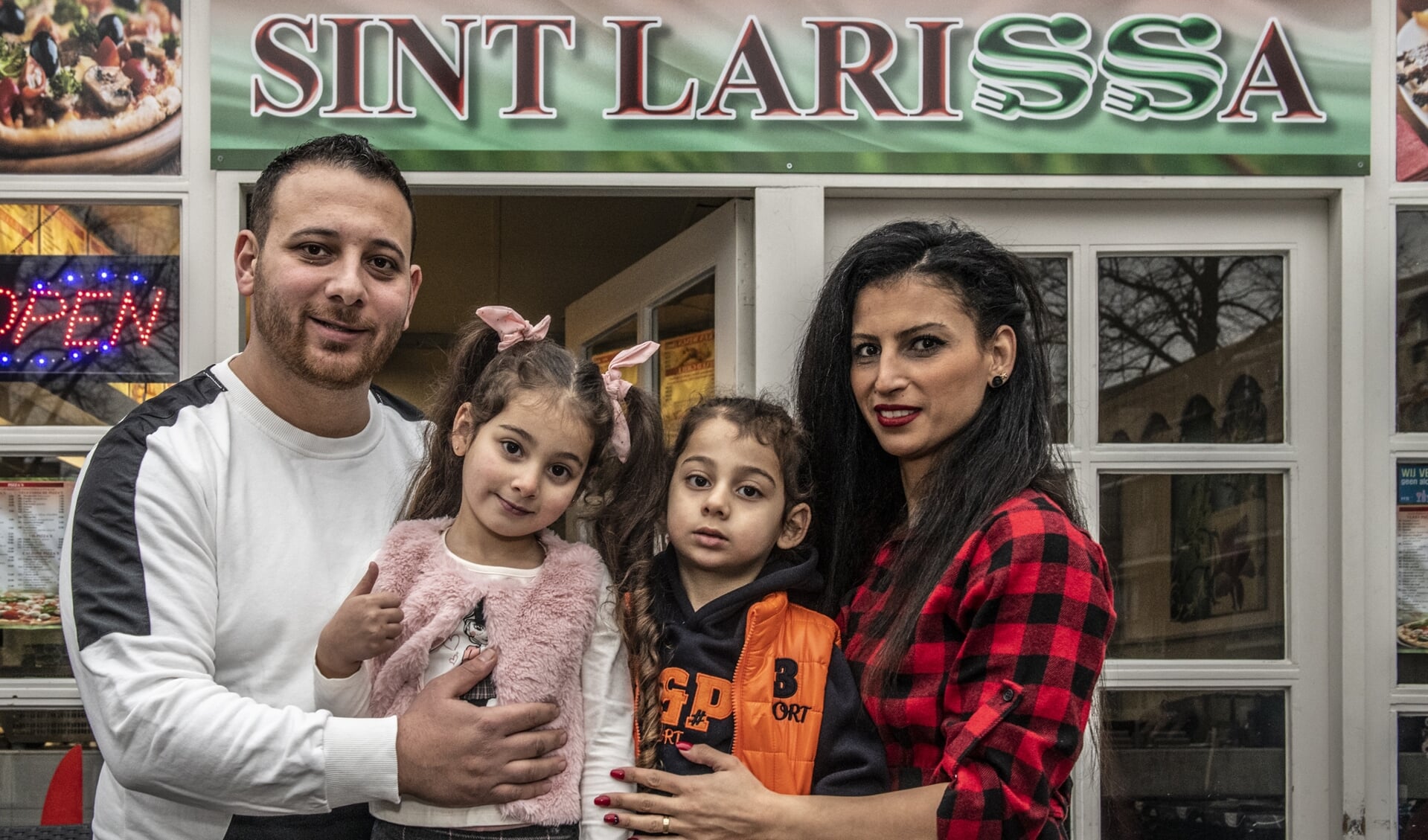Elias Alhajjar samen met zijn gezin voor Sint Larissa.