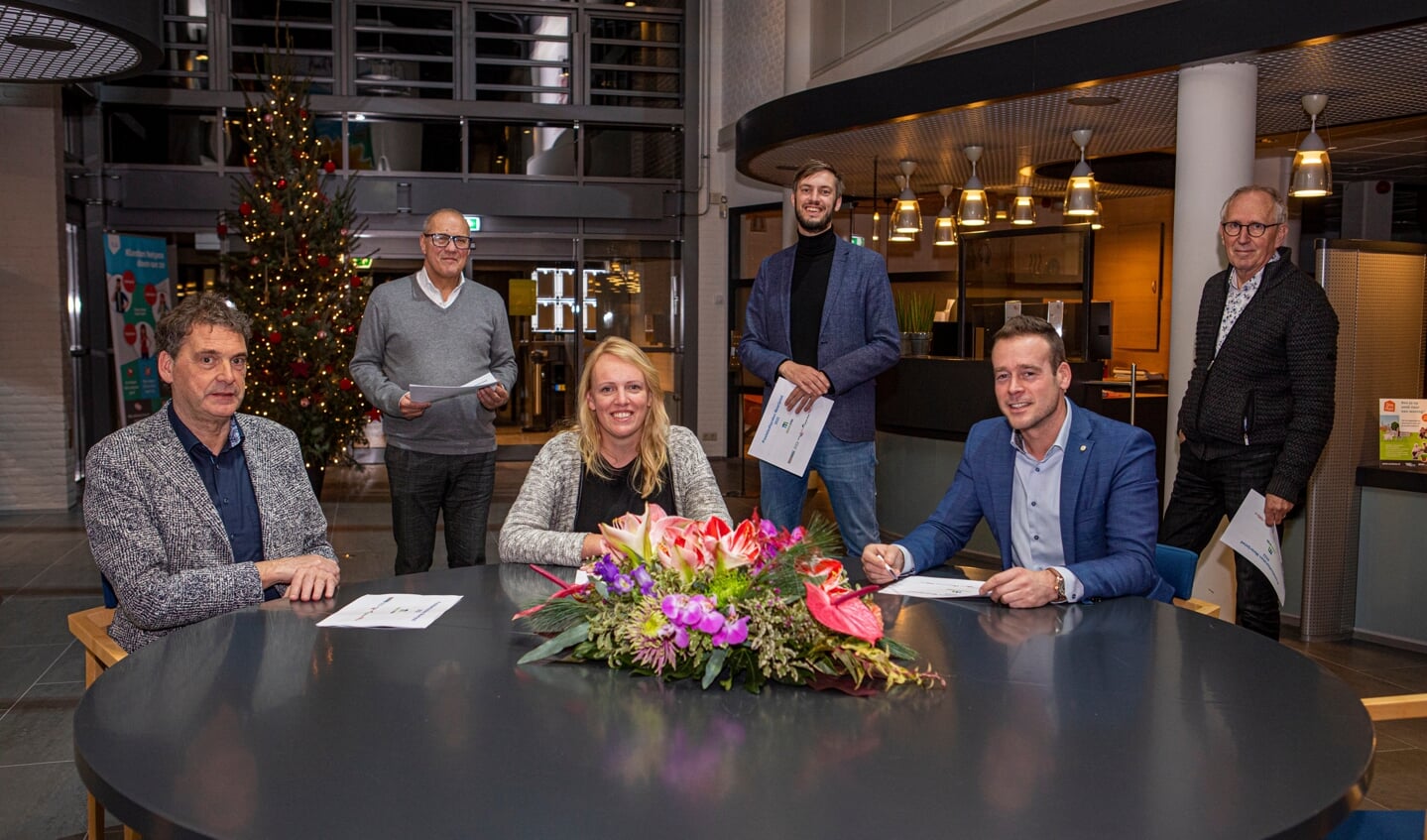 De partijen ondertekenden het document,