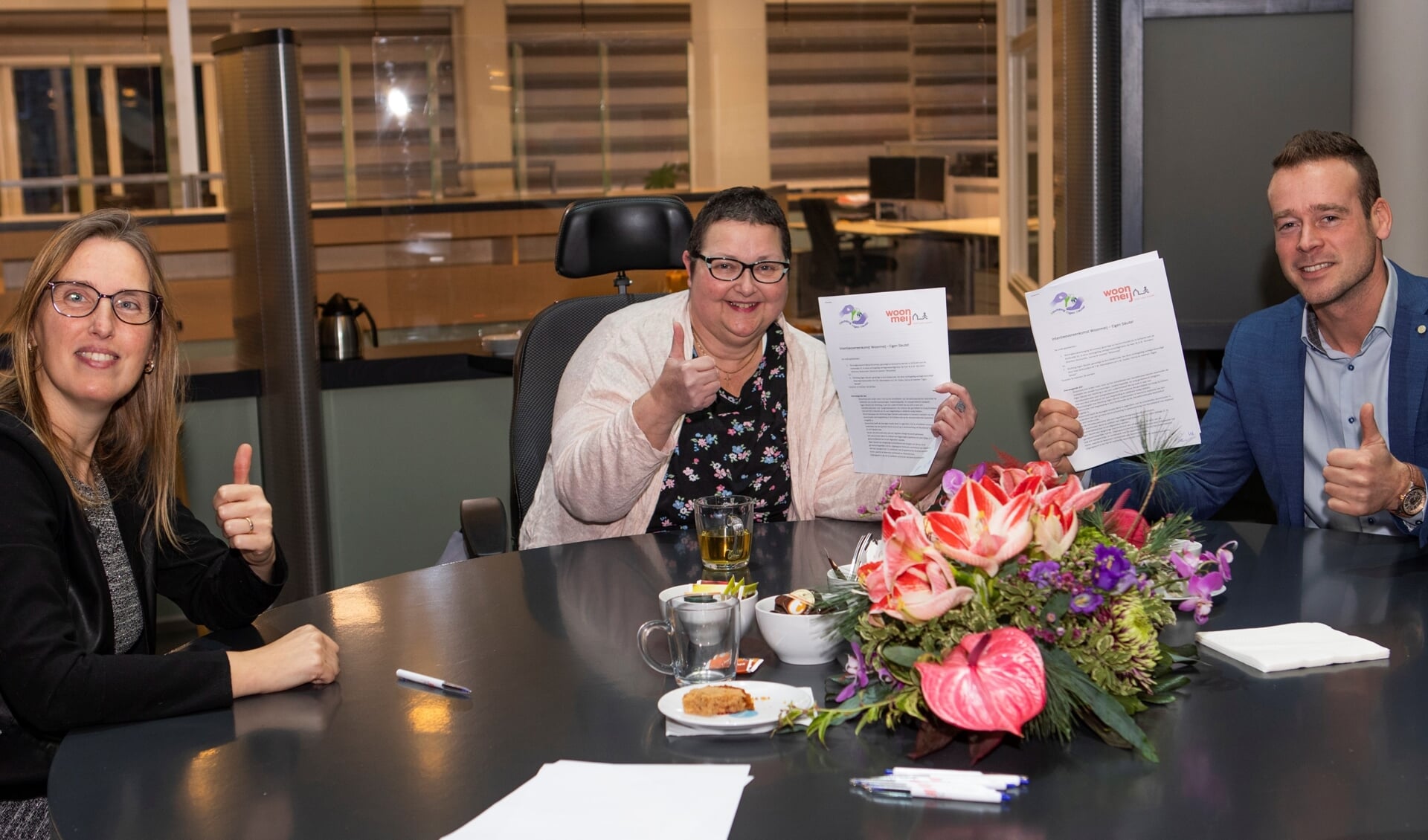 Helmy Steenbakkers en Linda Foolen, namens Stichting Eigen Sleutel en Mark Wonders, directeur-bestuurder, namens Woonmeij ondertekenden de intentieverklaring.