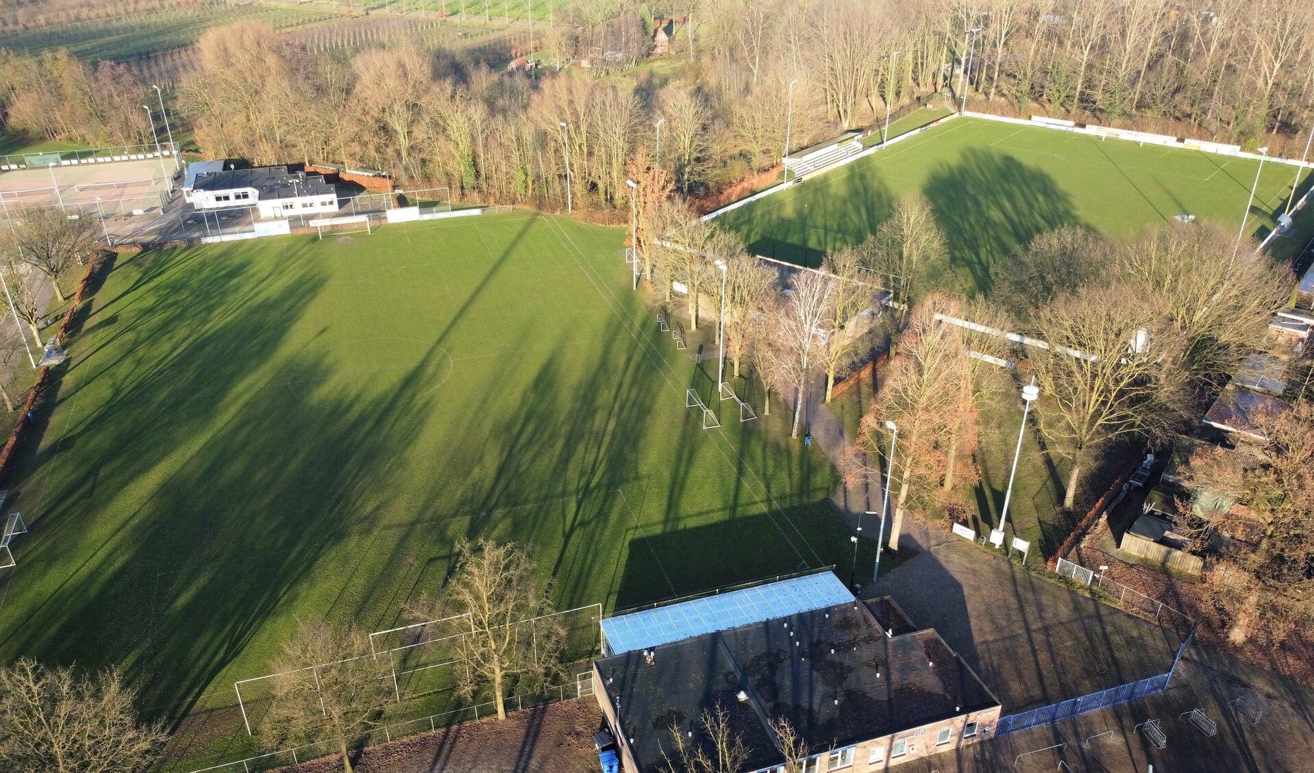 De voetbalvelden vanuit de lucht.