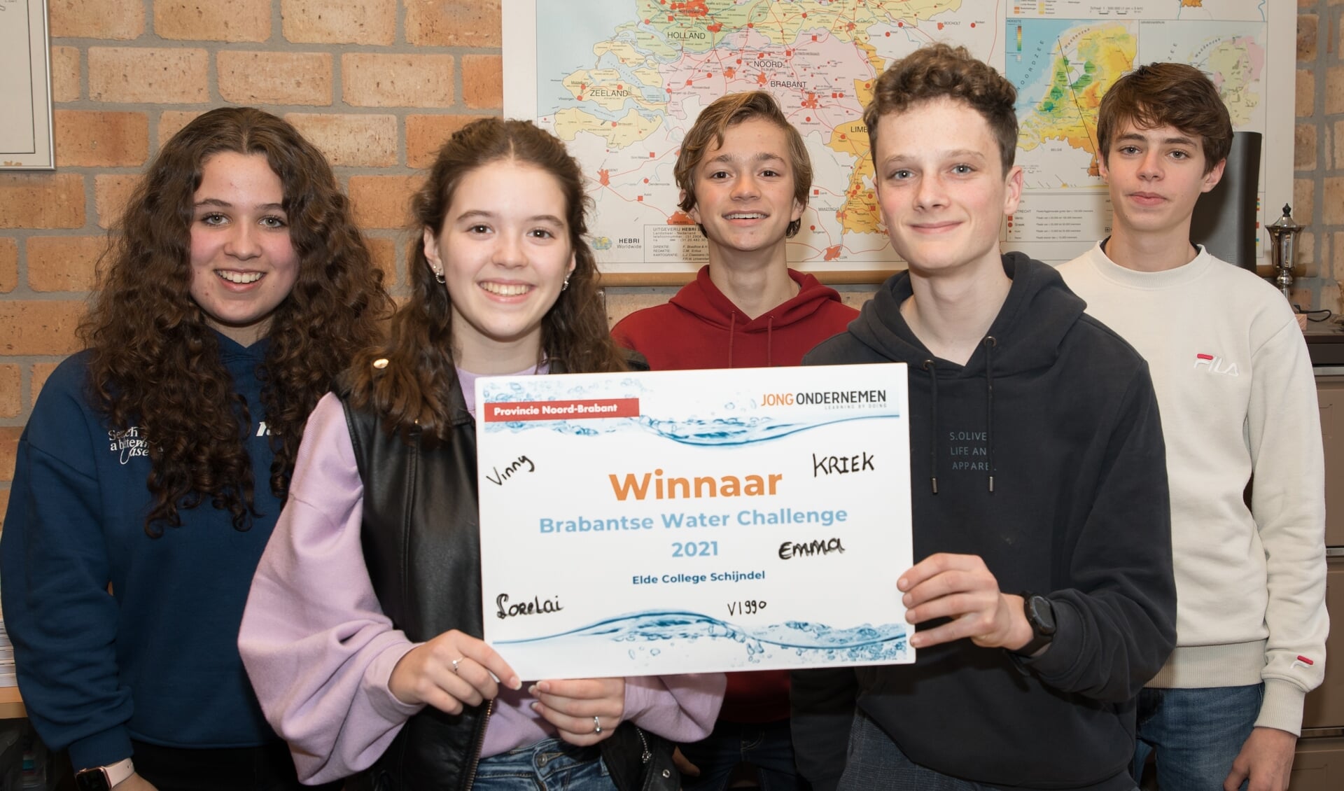 Lorelai, Emma, Viggo, Vinny en Kriek uit leerjaar V4ak1 wonnen de finale van de Brabantse Waterchallenge. Foto: Wiek van Lieshout