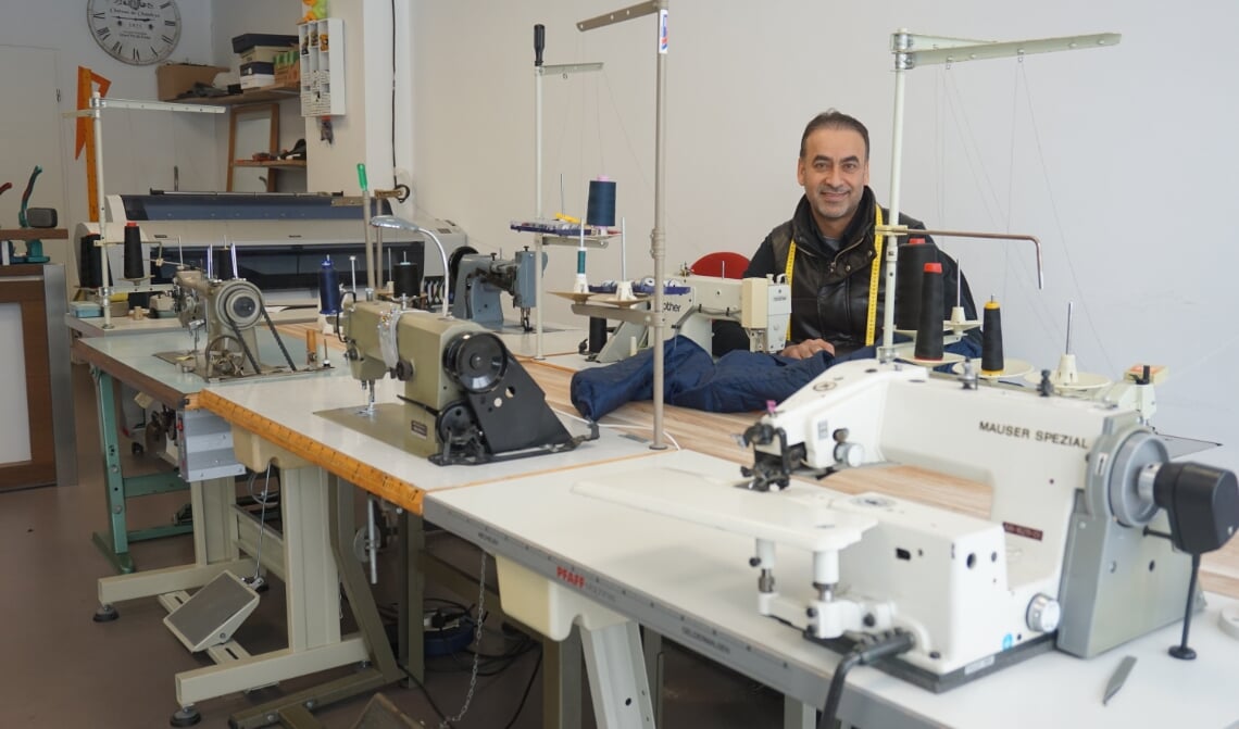 <p>Hatem heeft veel apparatuur waar hij alles mee kan maken.</p>
