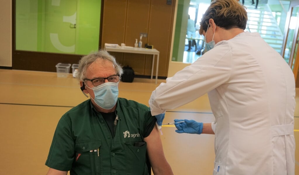 Dries de Vries krijgt zijn eerste vaccin.